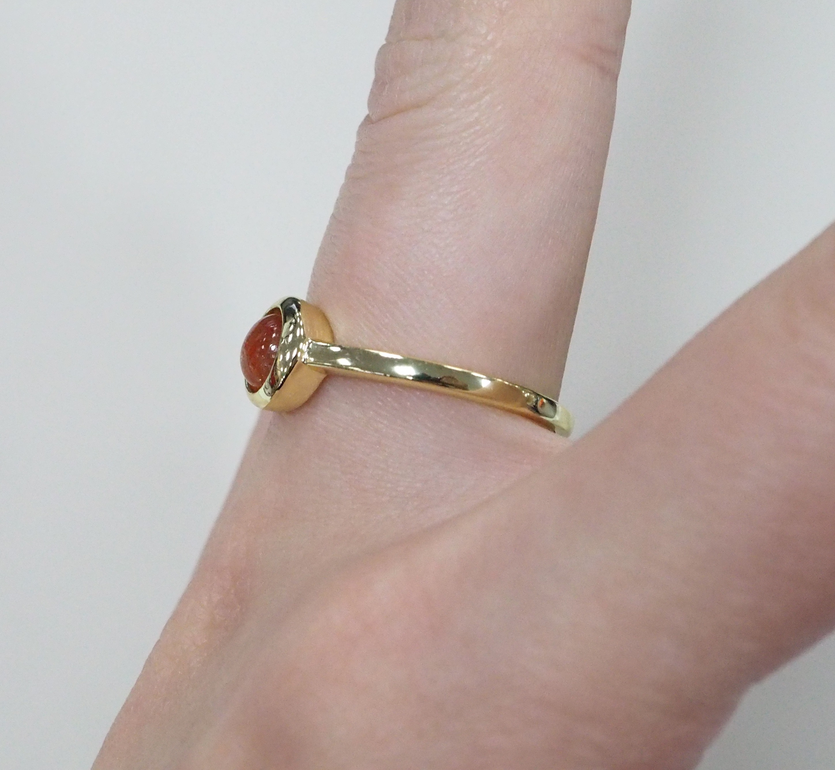 Серебряное кольцо с солнечным камнем